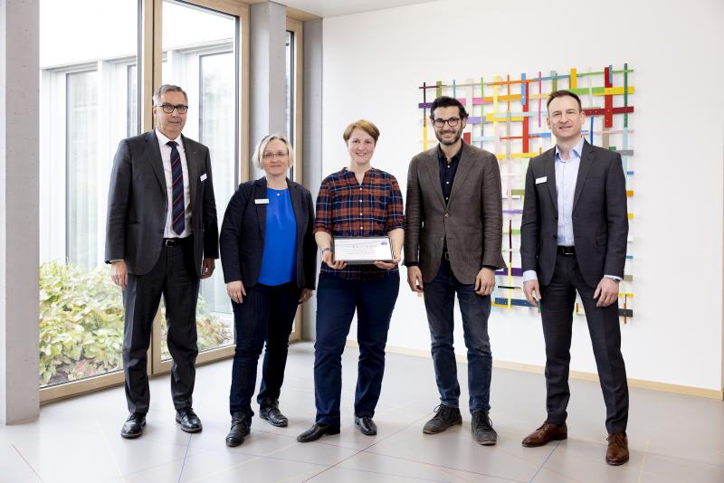 Preisträgerin Eliane Lüthi-Müller (Mitte) mit den Jurymitgliedern Corina Schuster-Amft (2. v. l.) und Carlos Gonzalez Blum (2. v. r.) sowie den Reha-Chefs Matthias Mühlheim (l.) und Leo Bonati (r.). Bild: Andre Scheidegger (www.moodpix.ch) Preisträgerin Eliane Lüthi-Müller (Mitte)